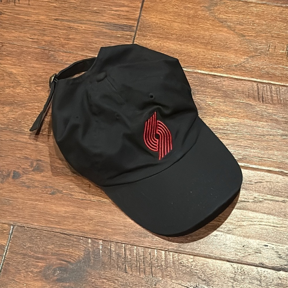 PORTLAND TRAIL BLAZERS Moda Black Cap with Red Logo